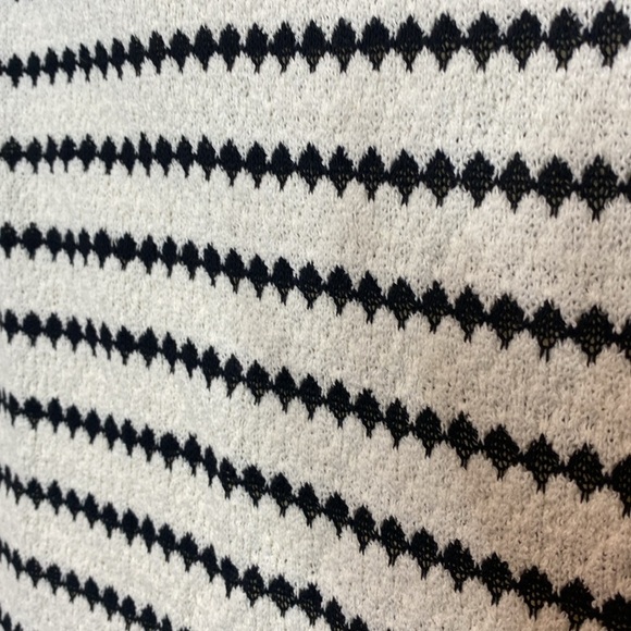 Gemma & Jane | Striped Black and White Sleeveless knit Top - med - Picture 3 of 5